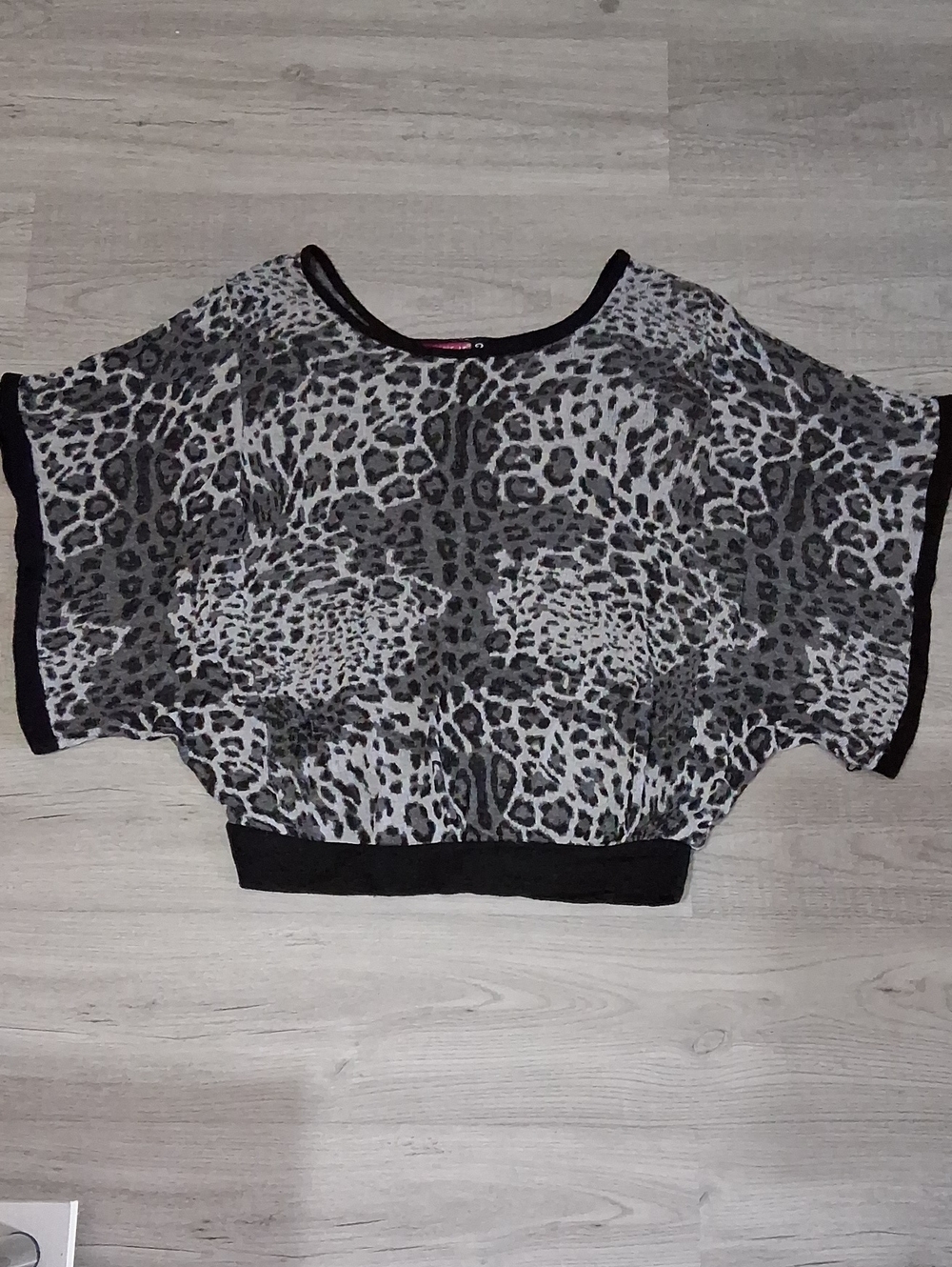 Grey Leopard Print Dolman Batwing Flowy Top, Stretchy,  Chic